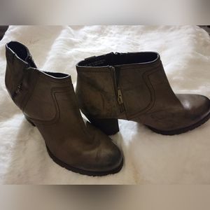 Clarks Artisan Size 9.5 Grey boots